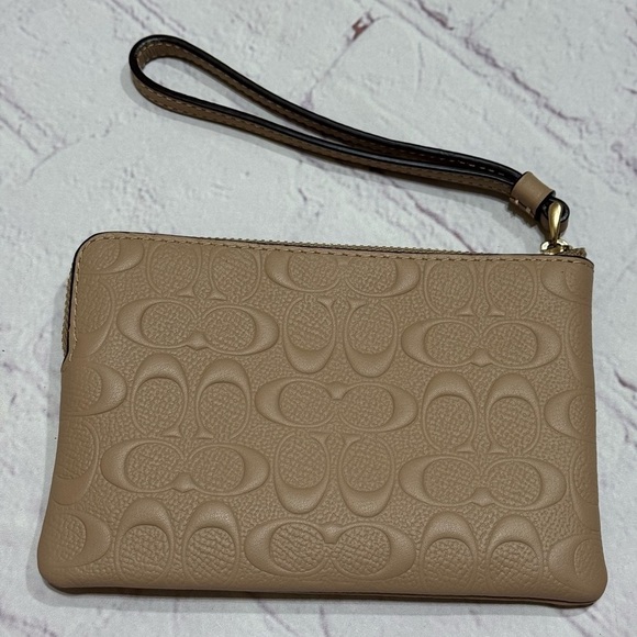 Coach Corner Zip Wristlet in Taupe grain leather with Signature C’s all over Nwt - Picture 5 of 7